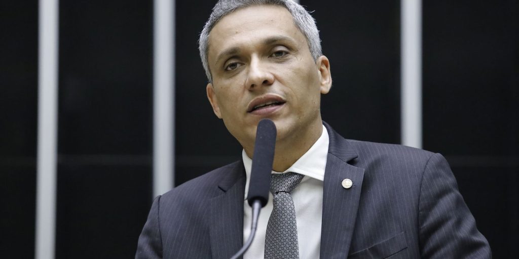 moraes-suspende-acao-penal-contra-deputado-gustavo-gayer