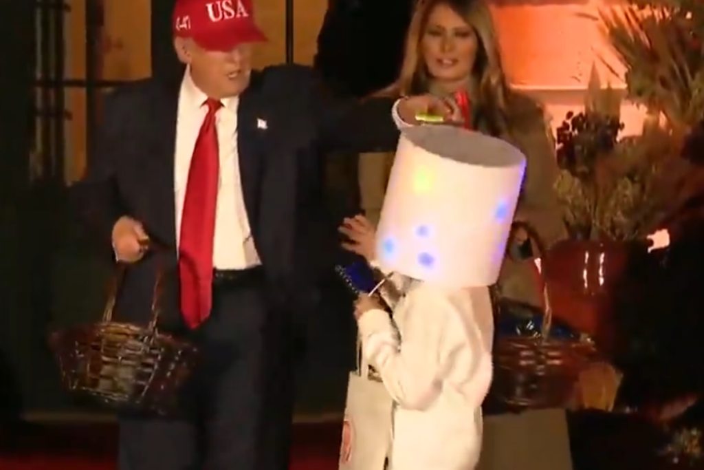 “trick-or-treat”:-trump-e-melania-entregam-doces-de-halloween