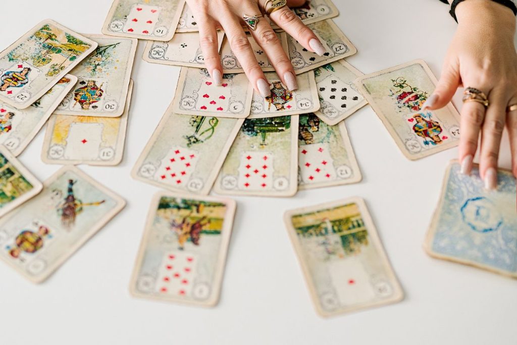 ataques-e-profecias:-como-o-taro-guia-russos-e-ucranianos-na-guerra