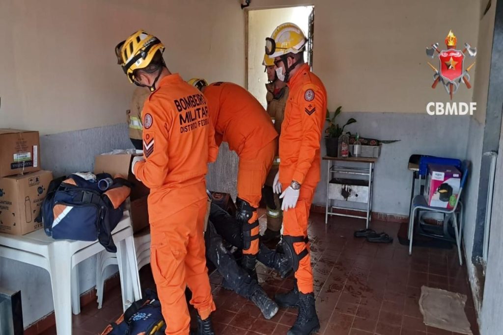 torre-de-telefonia-cai-e-atinge-trabalhador-e-residencias-no-p-sul