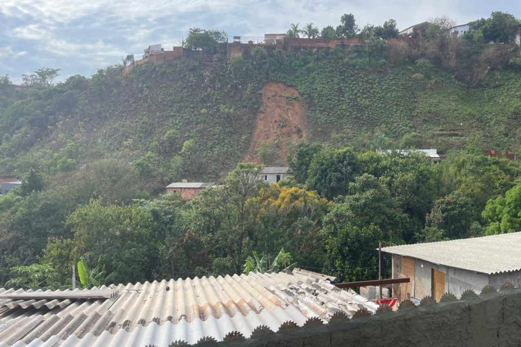 deslizamento-em-area-residencial-interdita-casas-e-deixa-desabrigados