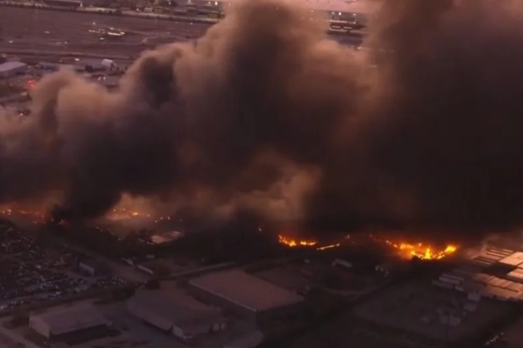 prefeito-confirma-varios-feridos-apos-queda-de-aviao-de-carga-nos-eua