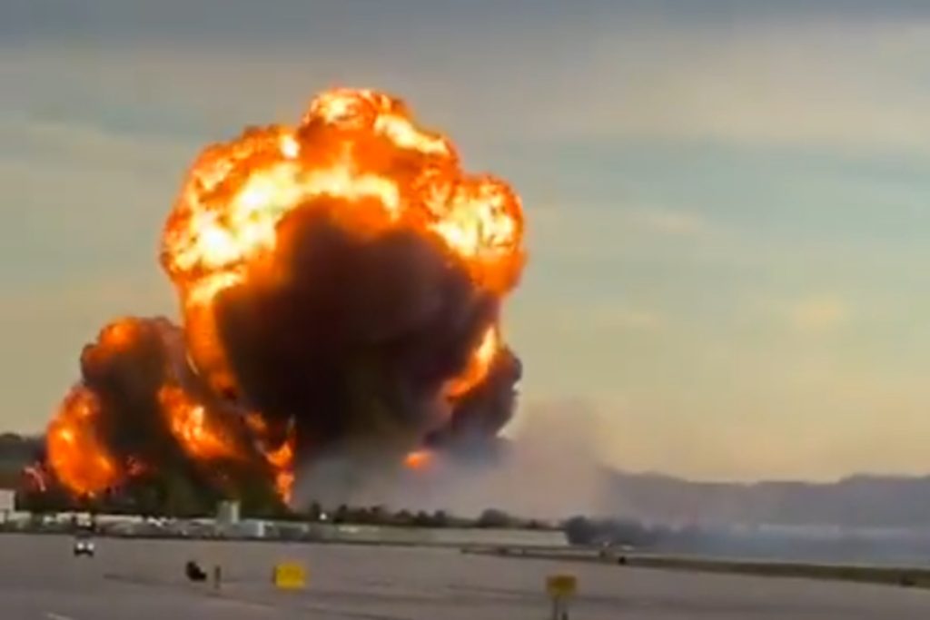 aviao-de-carga-cai-perto-de-aeroporto-nos-eua-e-explode