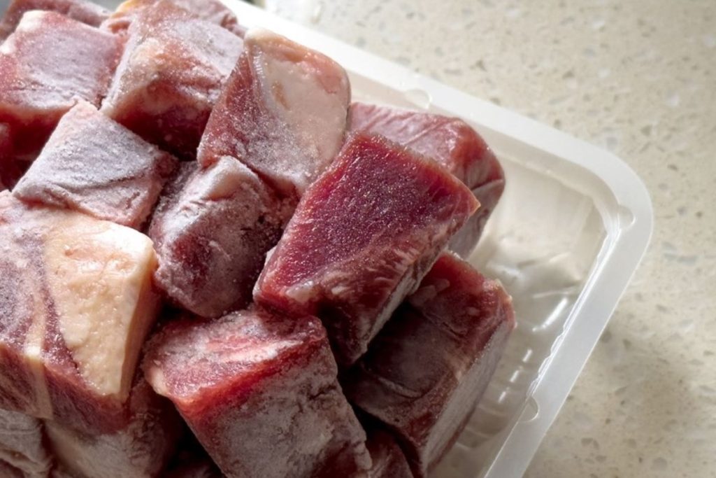 apos-vender-carne-azul-e-fedorenta,-supermercado-indeniza-cliente