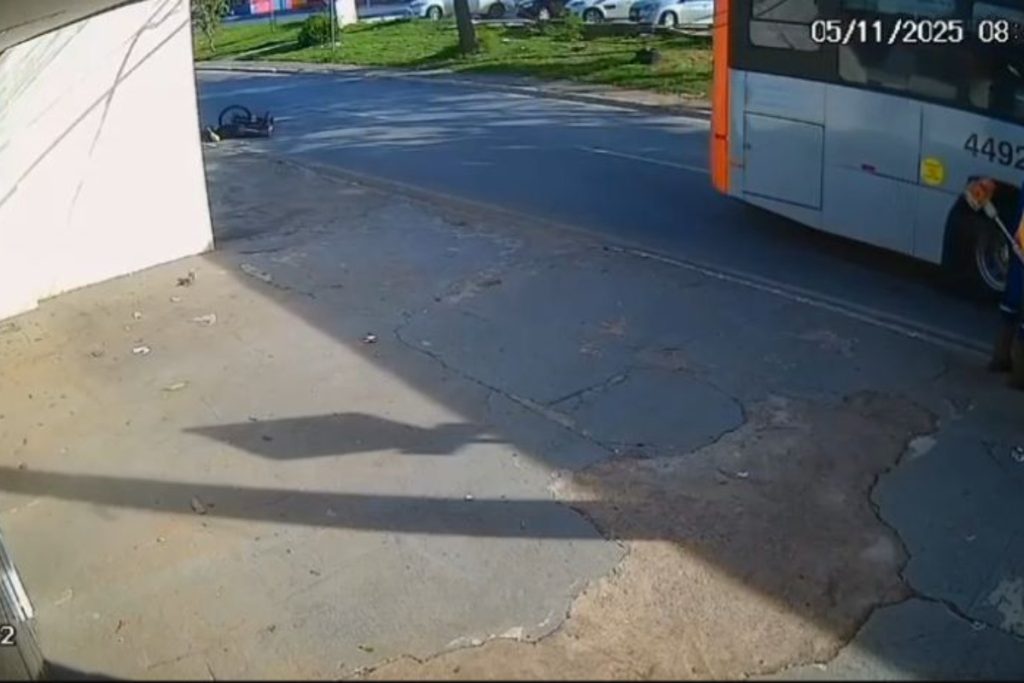 imagens-mostram-momento-em-que-onibus-atropela-e-mata-ciclista-no-df