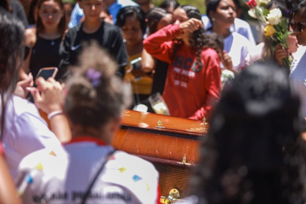 mae-de-menina-morta-com-tiro-na-cabeca:-“acabaram-com-a-nossa-familia”