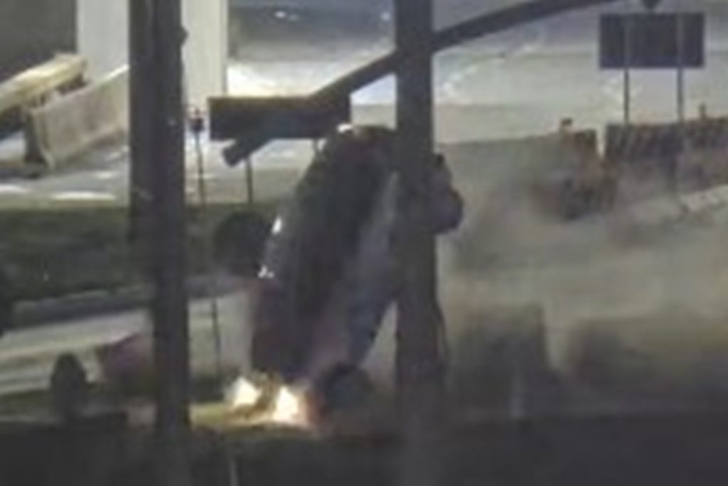 camera-mostra-carro-arregacando-mureta-e-“voando”-no-buraco-do-tatu