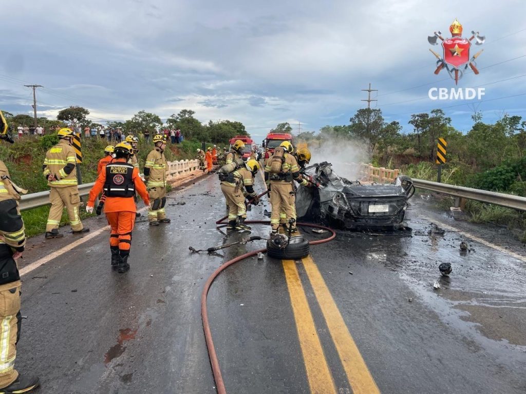 carro-pega-fogo-em-acidente-e-motorista-morre-no-df