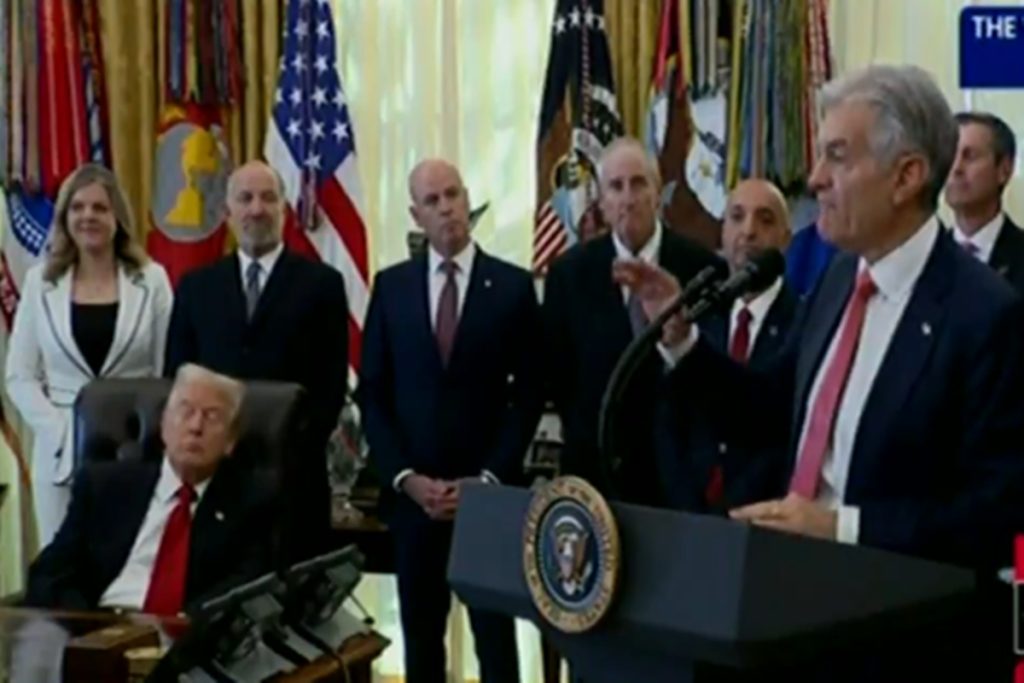 trump-tira-“soneca”-em-reuniao-com-farmaceuticas,-diz-jornal