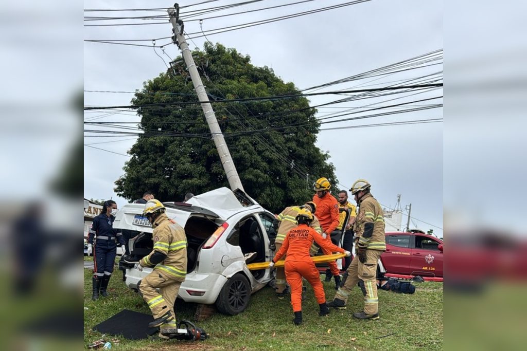 video-mostra-passageiros-presos-as-ferragens-apos-carro-bater-em-poste