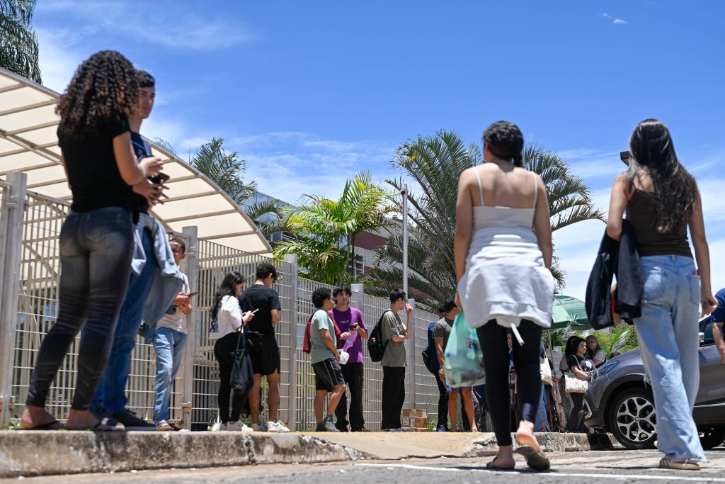 professora-sobre-tema-de-redacao-do-enem:-“grande-preocupacao-atual”