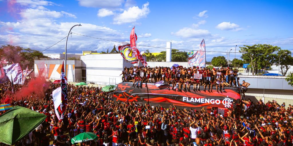 flamengo-embarca-para-final-da-libertadores-com-festa-da-torcida