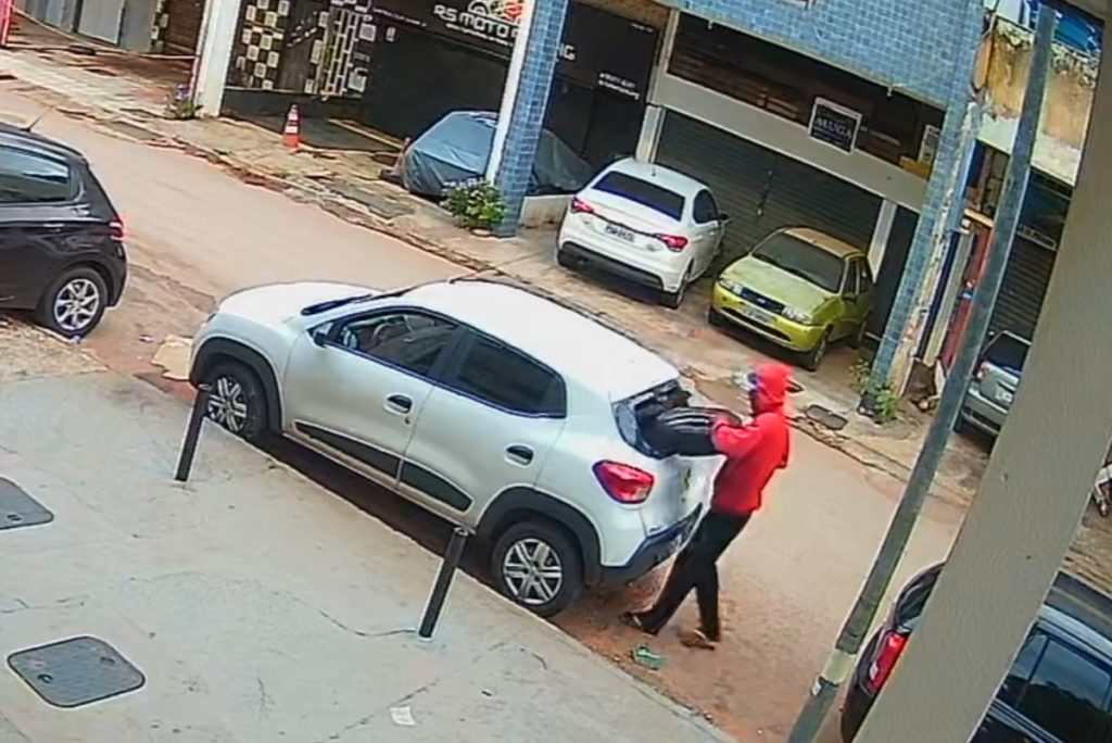 dupla-quebra-vidro-e-furta-estepe-de-carro-estacionado-na-asa-norte