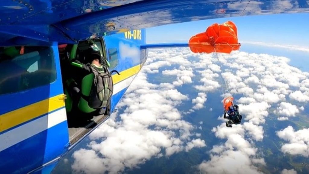 paraquedista-fica-preso-em-asa-de-aviao-durante-salto-na-australia