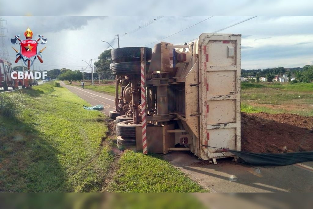 carreta-tomba,-invade-ciclovia-no-df-e-deixa-motorista-ferido