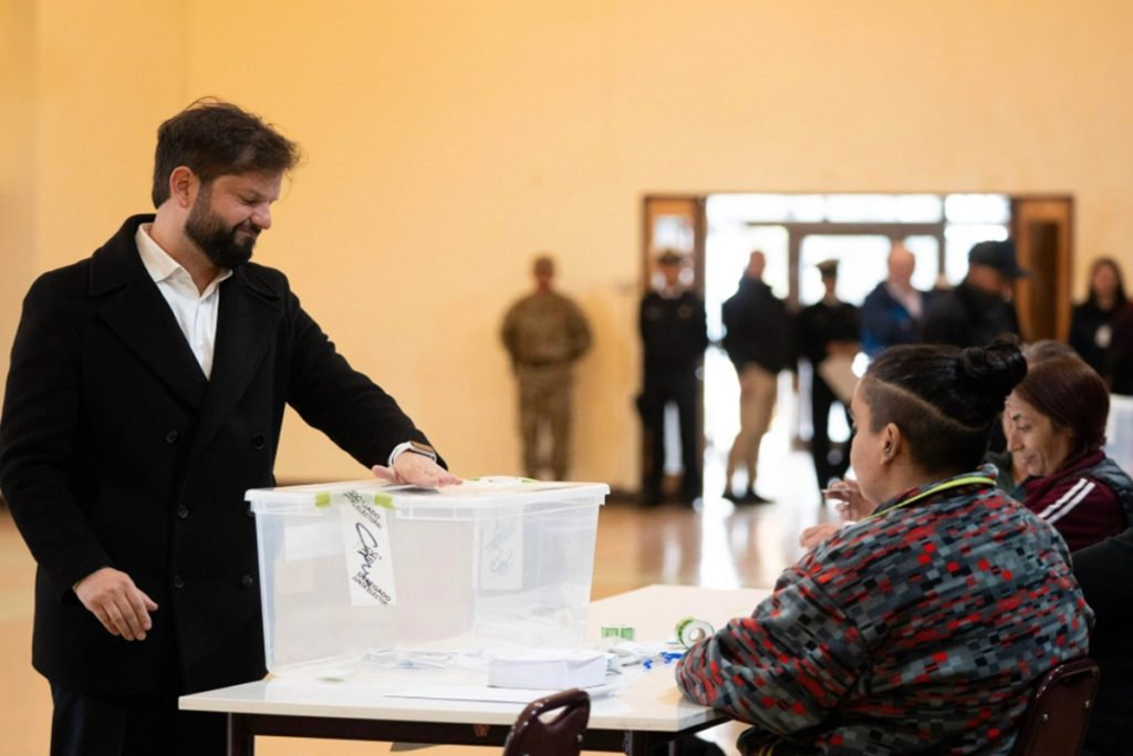 boric-vota-pela-ultima-vez-como-presidente-do-chile-neste-domingo