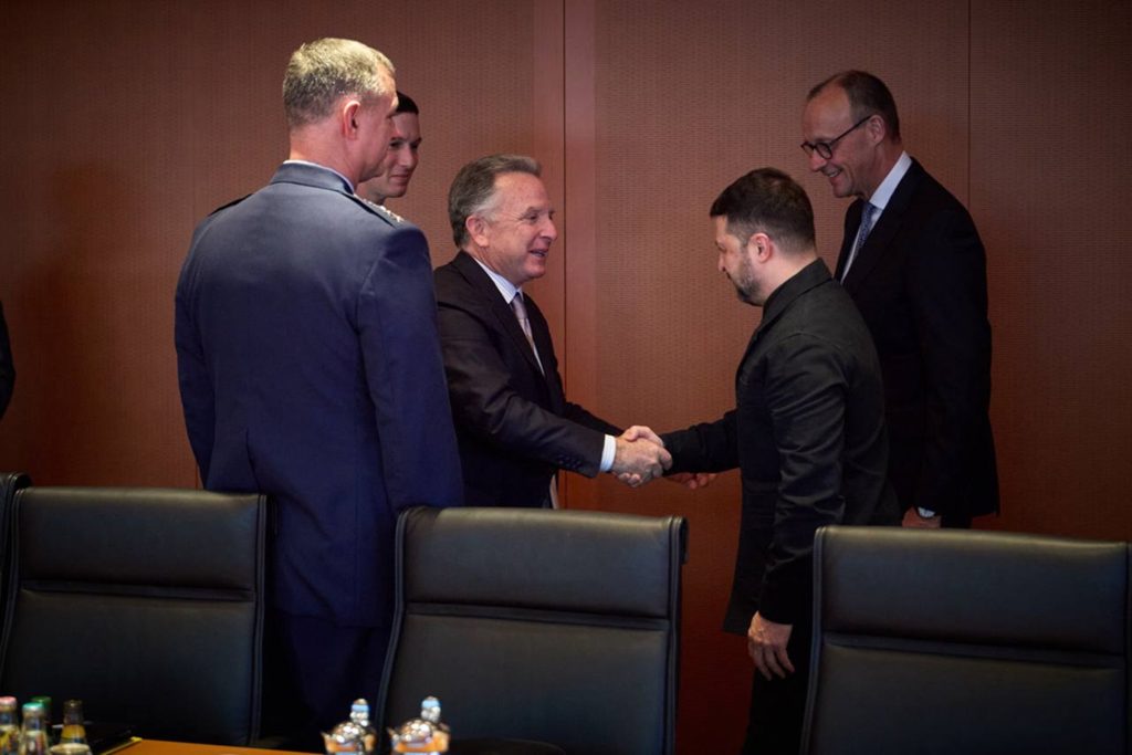 zelensky-se-reune-com-enviados-de-trump-e-discute-cessar-fogo