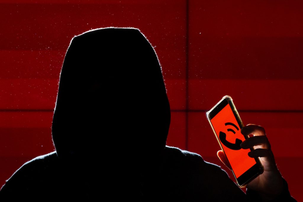 ladrao-clona-portao-de-shopping-no-df,-tira-selfies-e-leva-r$-43-mil