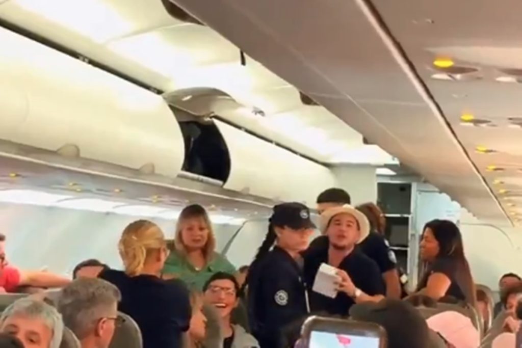 bebado,-grupo-que-vinha-ao-brasil-e-retirado-de-aviao-na-argentina