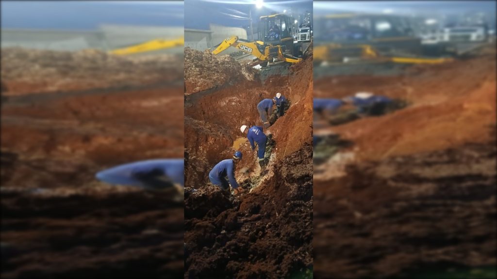 rompimento-de-adutora-abre-cratera-em-asfalto-de-rua-no-df