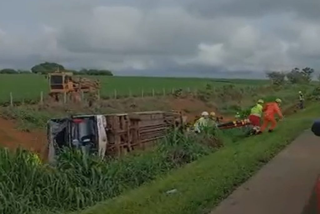 acidente-grave:-onibus-tomba-na-br-050-e-deixa-dez-pessoas-feridas