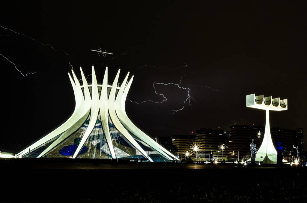 raios-deixaram-mais-de-300-mil-pessoas-sem-luz-no-df,-em-2025