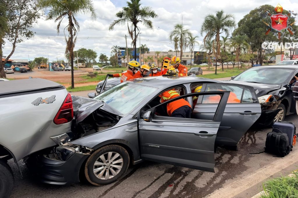 engavetamento-deixa-passageira-presa-em-carro-e-embola-transito